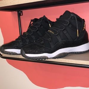 Air Jordan 11 retro. Black/Metallic gold-white